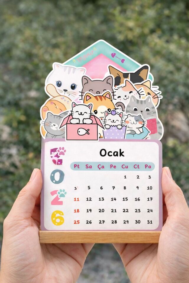 Sevimli Kediler 2026 Masa Takvimi – Ahşap Standlı Dekoratif Takvim